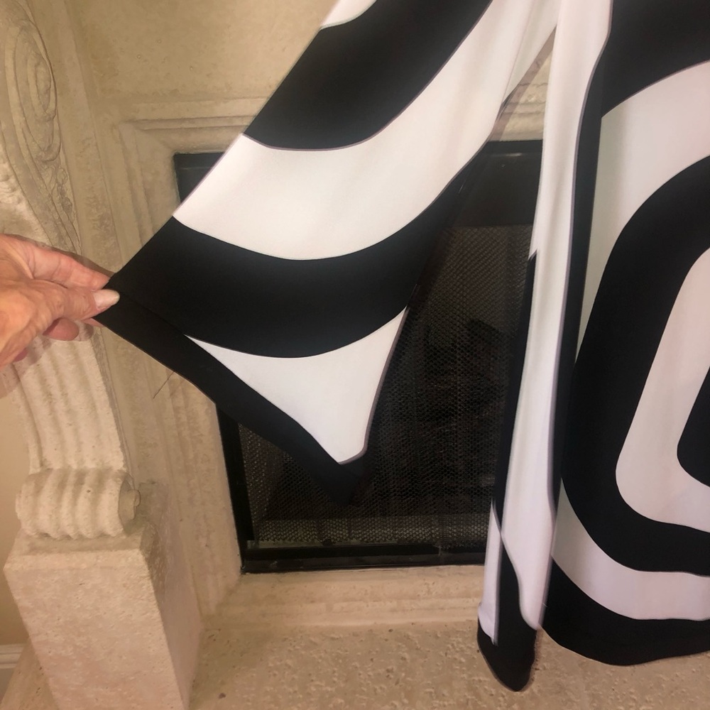 SOHO Apparel Long Slv Bold Black &White Abstract Optical Pattern Shift Midi Drss - Picture 3 of 7